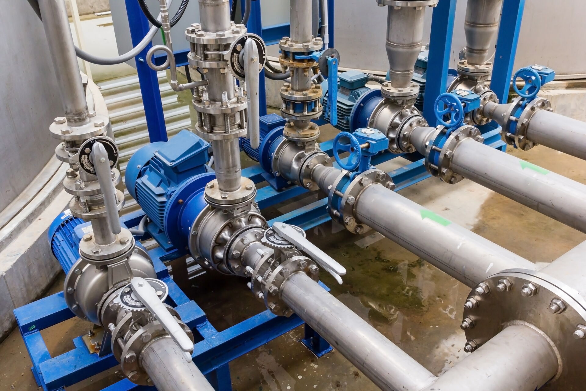 Verschiedene Armaturen für Gas- und Rohrleitungssysteme