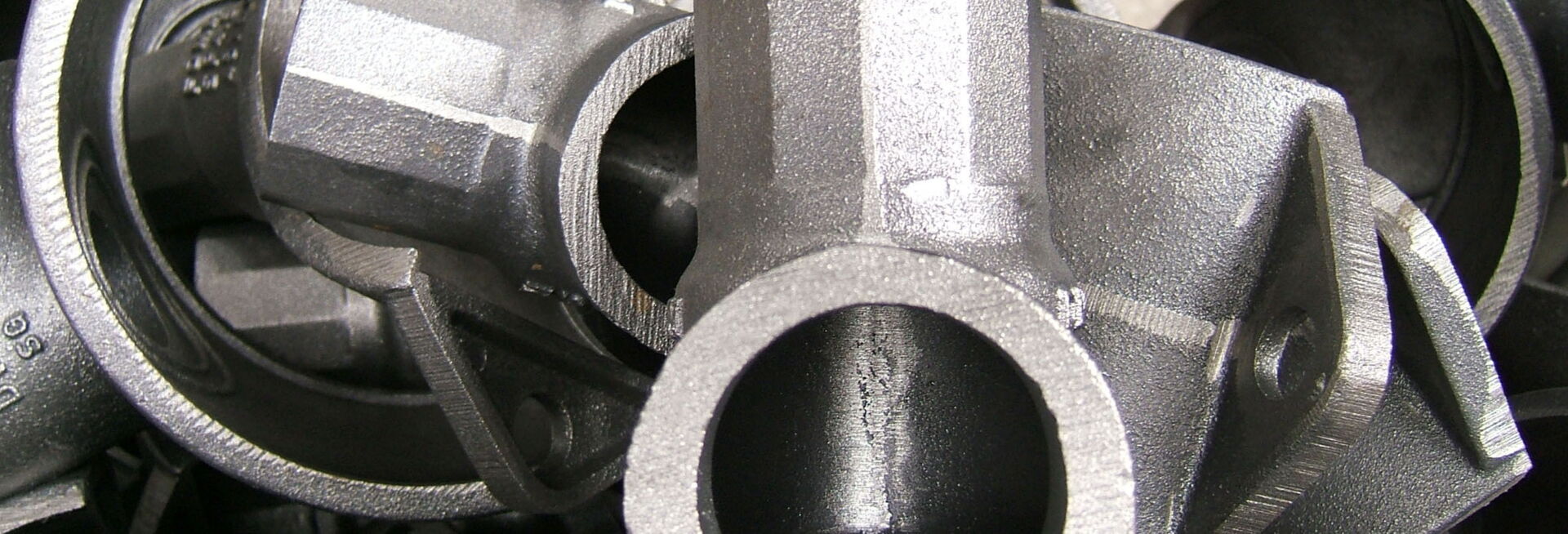 Detailaufnahme einer industriellen Rohrleitungsinstallation